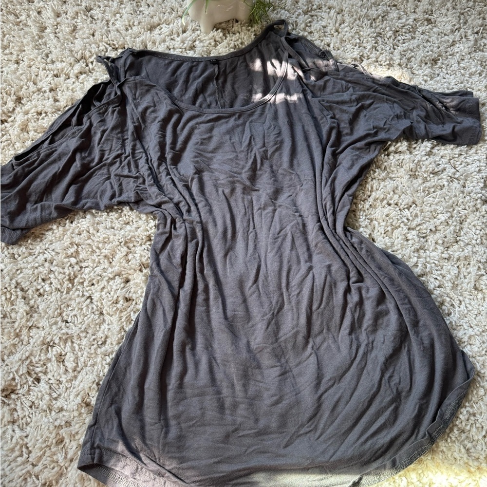 Super cute loose fitting casual simple off the shoulder women’s top.